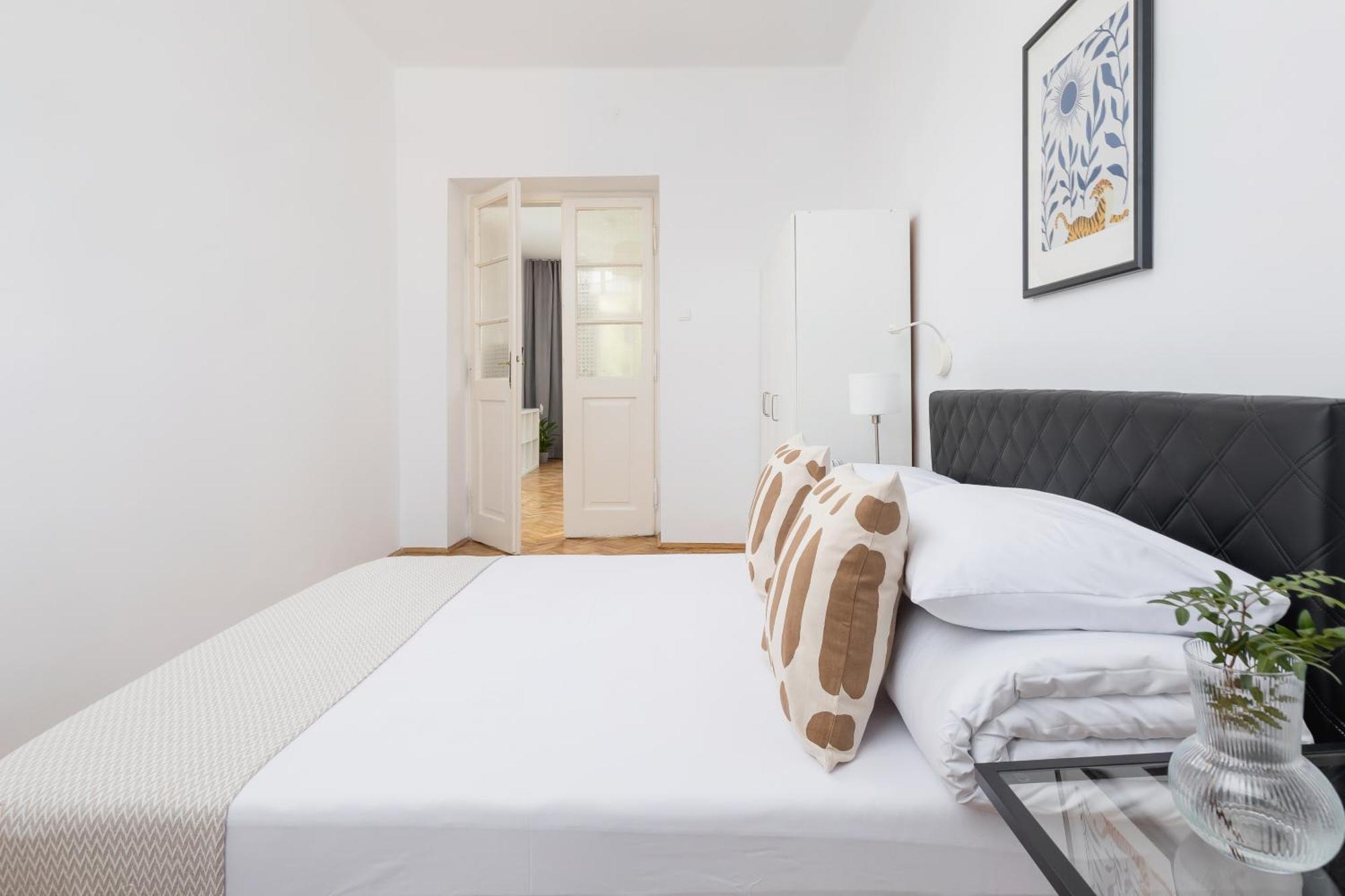 1-Bedroom Apartment With Balcony - Dluga 65 Krakau Buitenkant foto