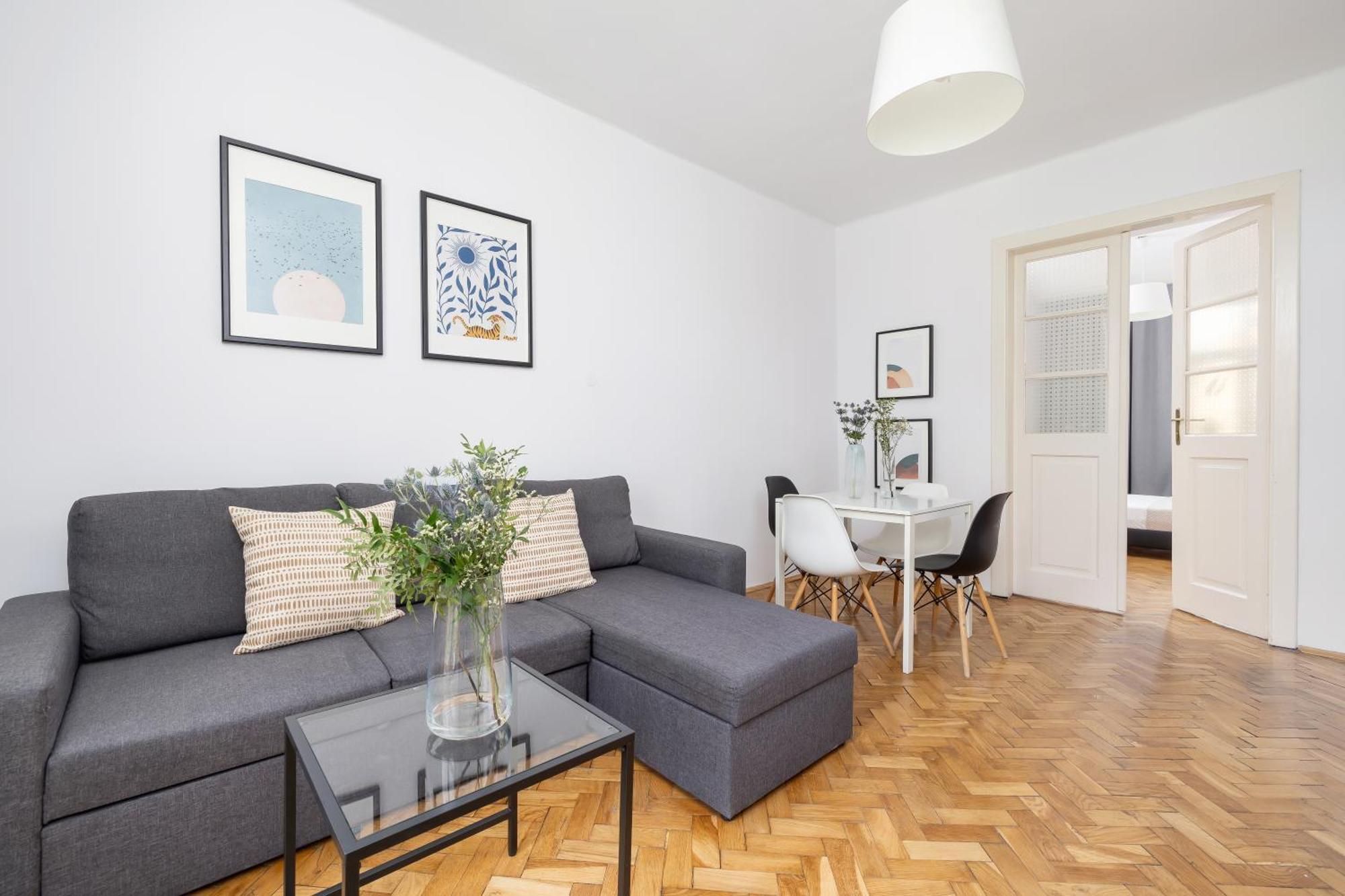 1-Bedroom Apartment With Balcony - Dluga 65 Krakau Buitenkant foto